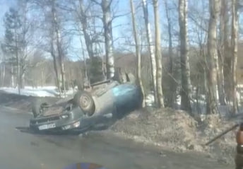 В Тверской области легковушка в результате ДТП перевернулась на крышу