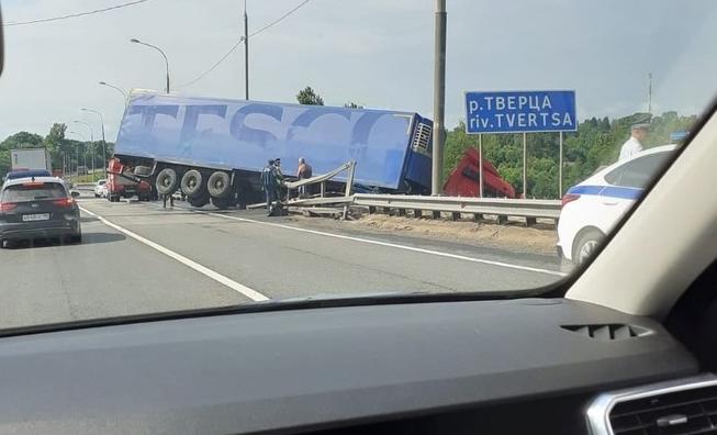 На трассе в Тверской области фура повисла на мосту