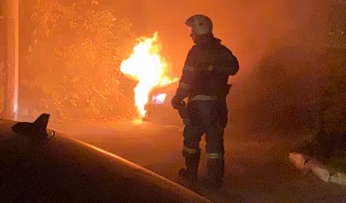 На парковке в Твери ночью загорелась иномарка 