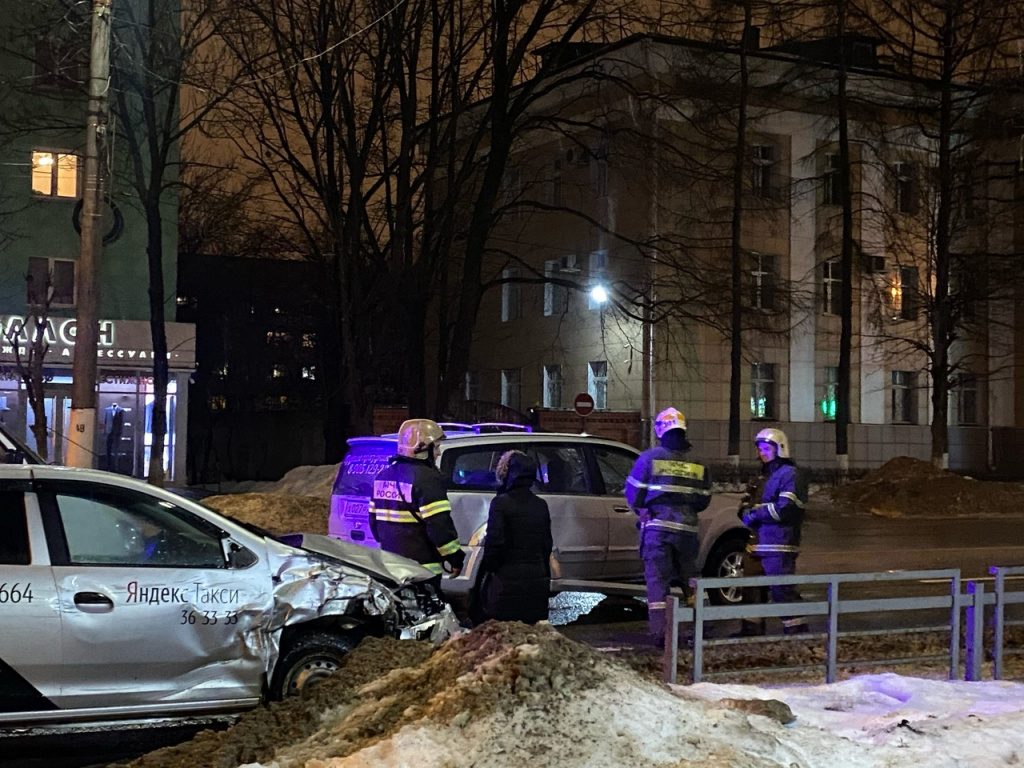 В Твери пассажир такси пробил головой лобовое стекло и сбежал 