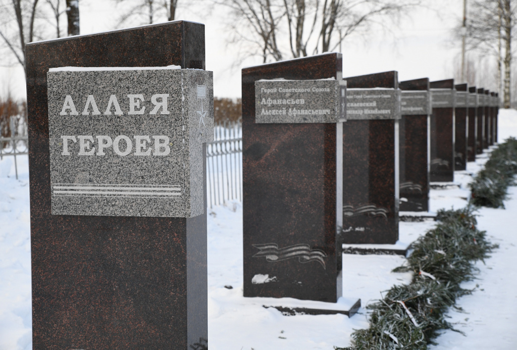 Губернатор возложил цветы к мемориалу «Воинское захоронение» в Вышнем Волочке