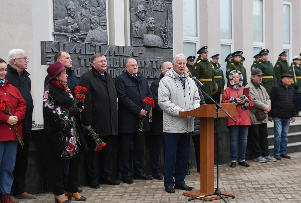 Монумент комсомольцам и молодежи открыли в Твери