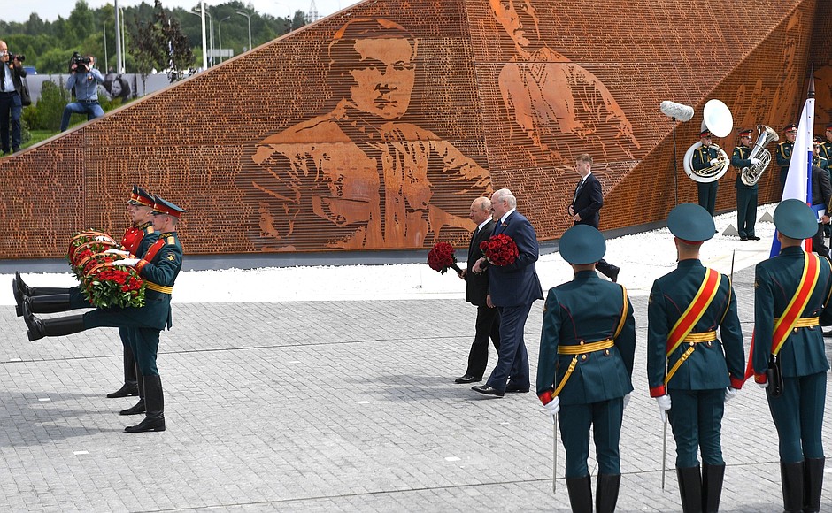 Церемония началась с возложения цветов