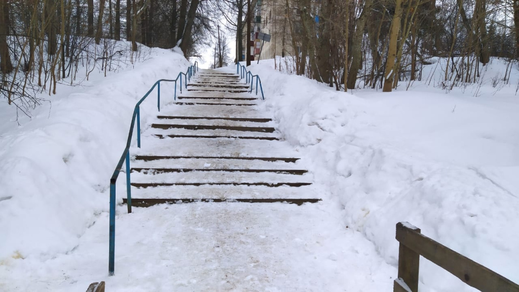 Поврежденный спуск к мосту