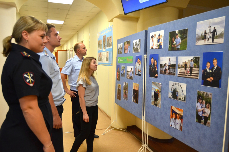 Полицейские Тверской области представили фотовыставку «Семья - опора России»