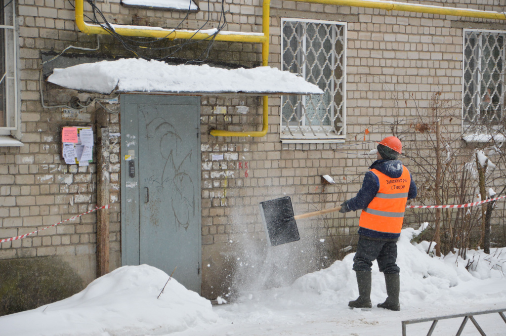 В Твери продолжают бороться с сосульками и наледью 