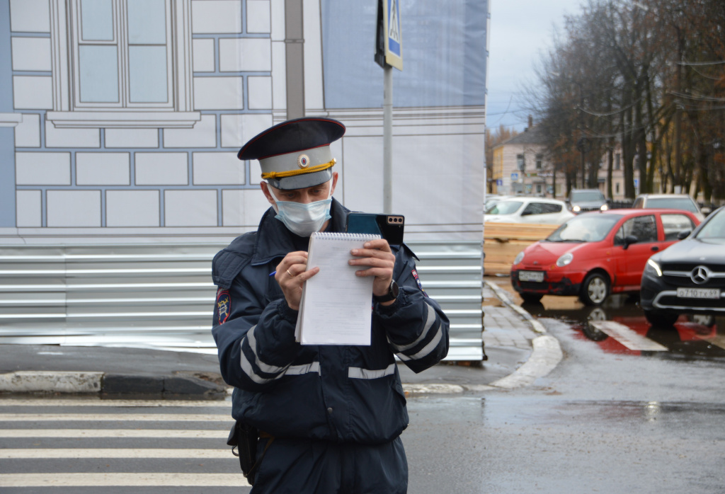 В Твери эвакуируют автомобили нарушителей, которые припаркованы на местах для инвалидов