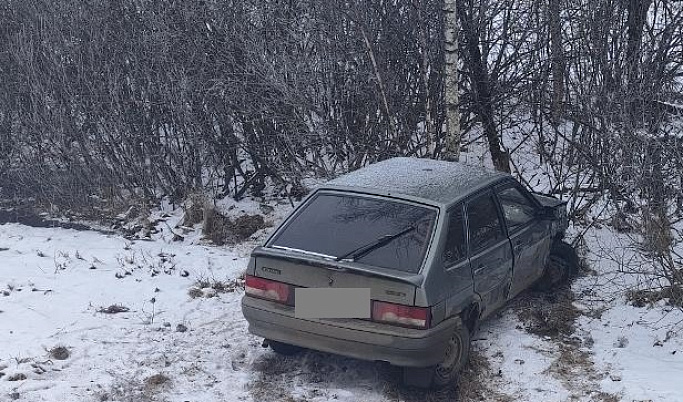 На трассе М-9 в Тверской области пьяный водитель врезался в автомобиль и вылетел в кювет