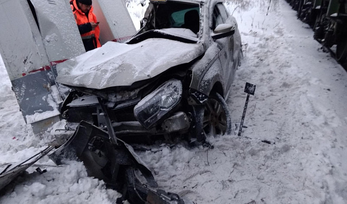 Поезд врезался в автомобиль на переезде в Тверской области