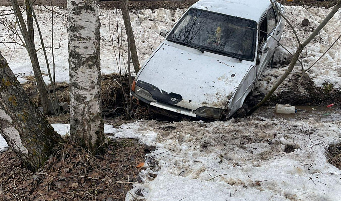 В Тверской области легковушку вынесло в кювет 