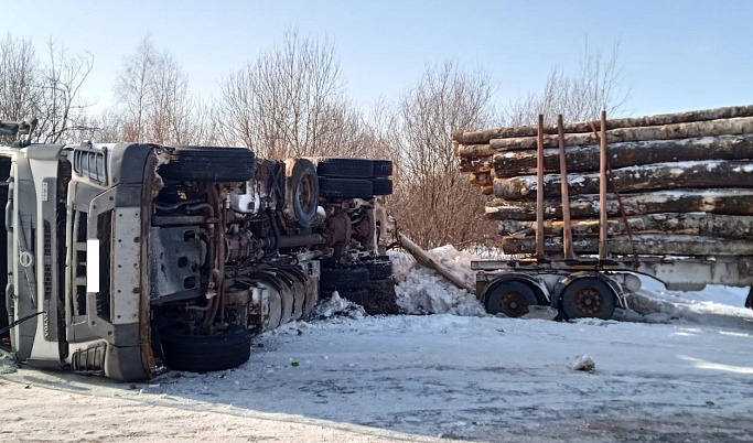 В Тверской области опрокинулся большегруз с прицепом