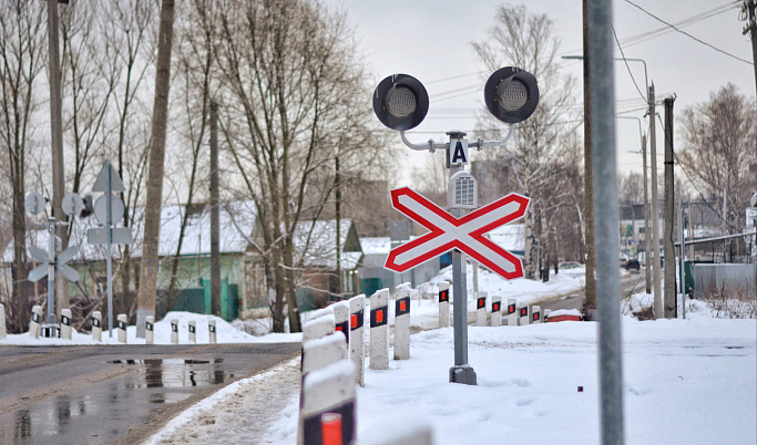 В Кесовой Горе легковушка попала под поезд: есть пострадавшие