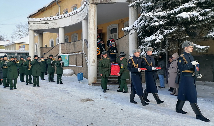 В Бежецке простились с погибшим на СВО Артемом Малашиным