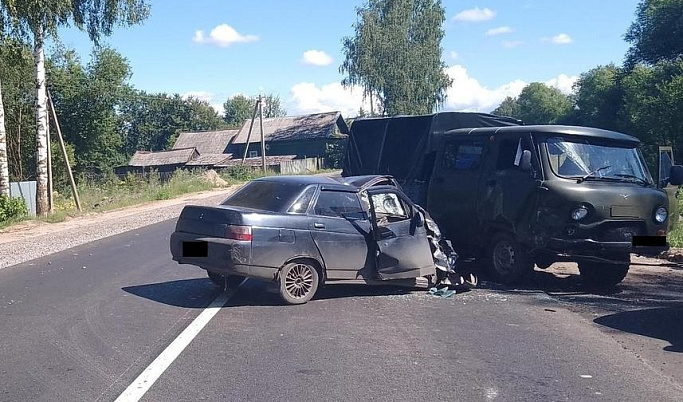 ВАЗ и УАЗ не поделили дорогу в Бежецком районе