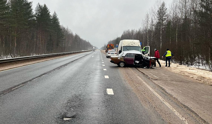 В ДТП подо Ржевом пострадали два человека