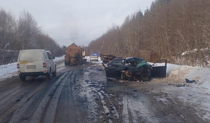 На встречке в Тверской области две легковушки попали под фуры