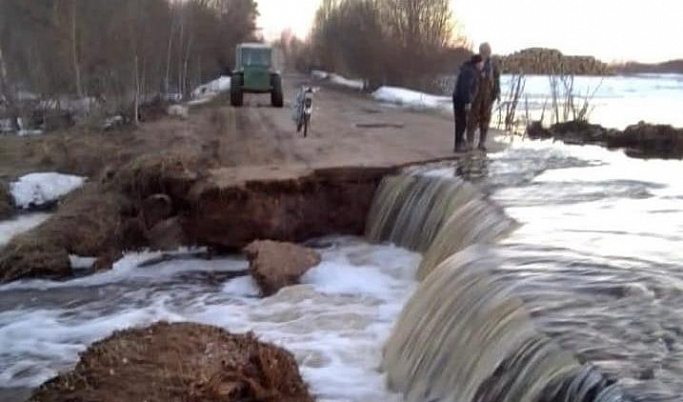 Размытую дорогу в Максатихинском районе восстановят до вечера