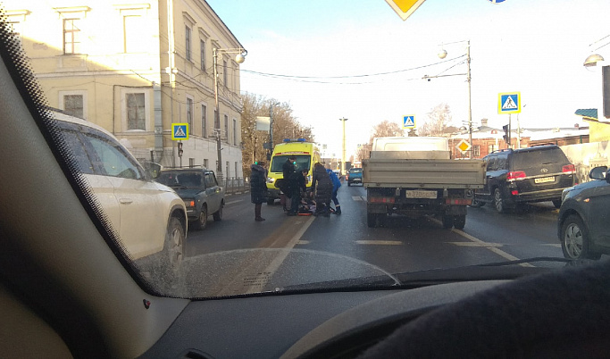 В центре Твери на пешеходном переходе сбили 25-летнюю девушку