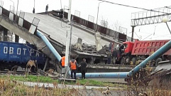 На Дальнем Востоке на товарный состав рухнул виадук с грузовой машиной