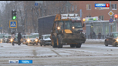 В Твери продолжают устранять последствия снегопада