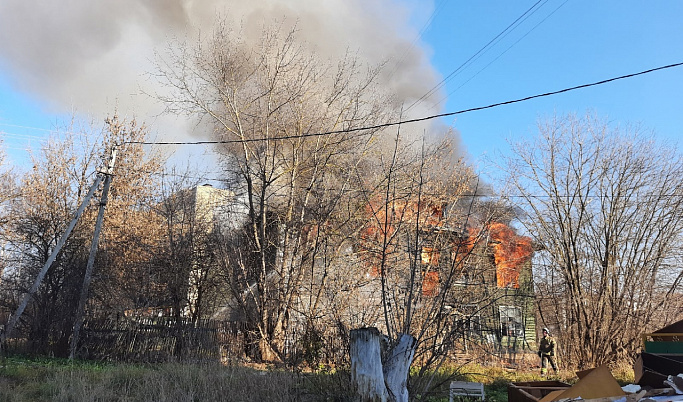 В Тверской области сгорел деревянный дом, есть пострадавшие