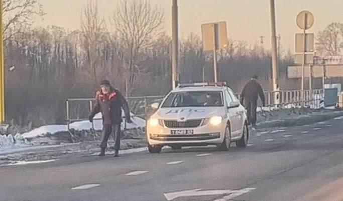 В Тверской области автоинспекторы спасли жизнь пенсионера