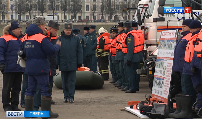 Тверские спасатели провели учения на льду