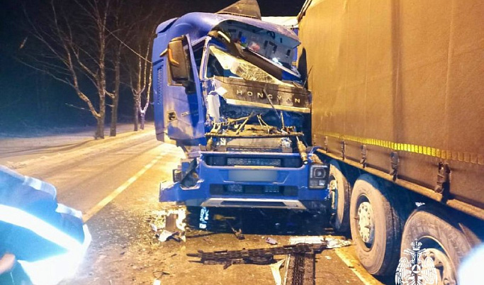 В Тверской области на трассе М-10 столкнулись два грузовика