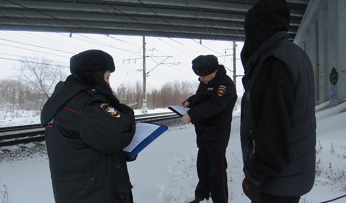 Полицейские провели рейд на участке ж/д путей в Твери, где в прошлом году погибло 17 человек