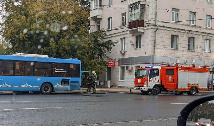 Рано утром в Твери загорелся автобус