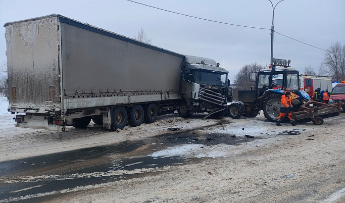 В Ржевском округе фура въехала в Белоруса