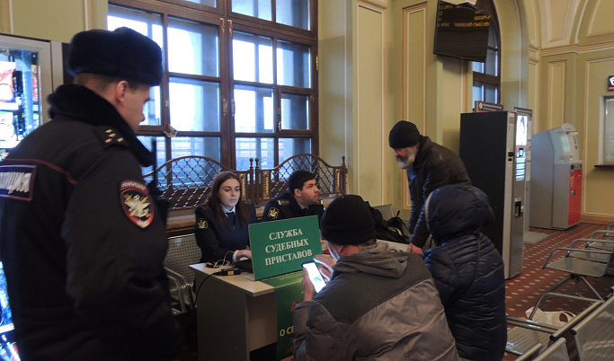 На железнодорожном вокзале Твери судебные приставы и полиция ловят должников