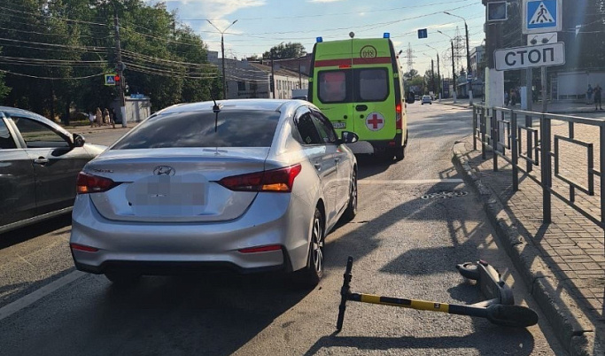 В Твери женщина на электросамокате врезалась в Hyundai