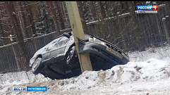 На окраине Твери автомобиль врезался в столб