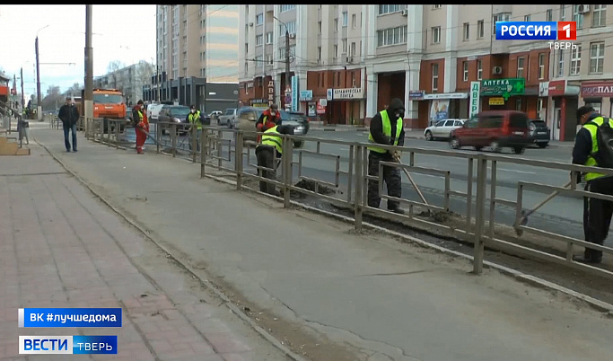  Тротуары и дороги Твери убирают от зимнего смёта