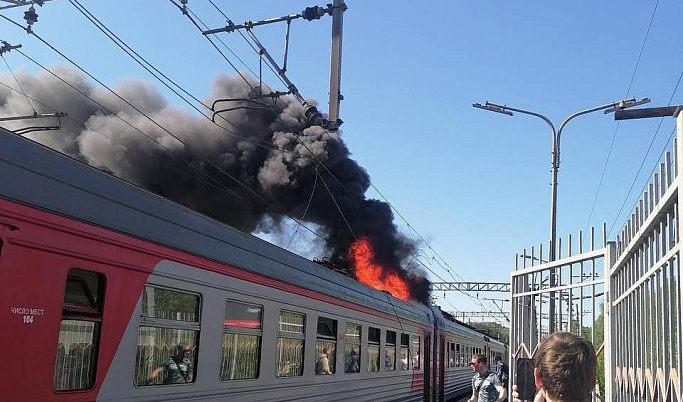 Огонь охватил электричку, двигающуюся в сторону Твери