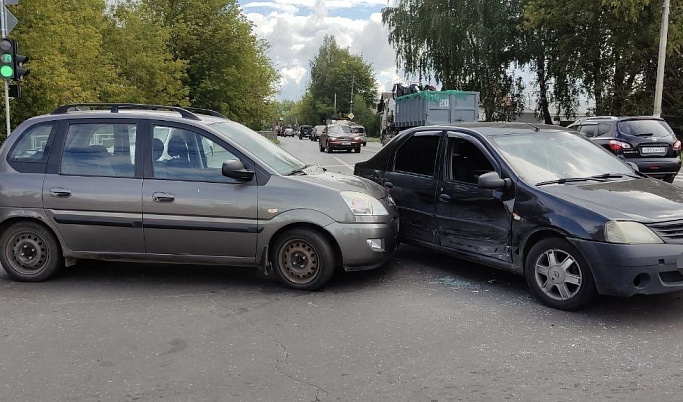 Два авто не разъехались на перекрестке в Твери