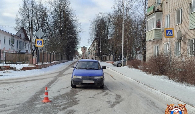 В Вышнем Волочке 11-летняя девочка попала под колёса автомобиля