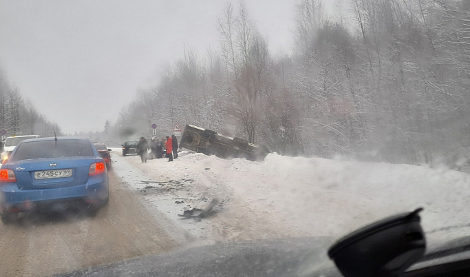 На Бежецком шоссе в Твери перевернулся автобус с пассажирами