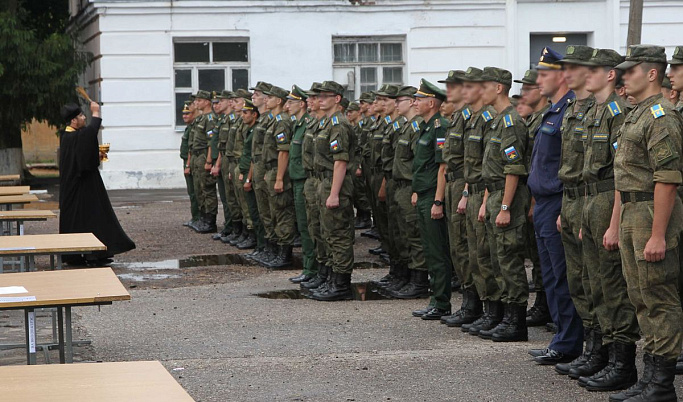 Курсантам военной академии ВКО в Твери вручили освященные погоны