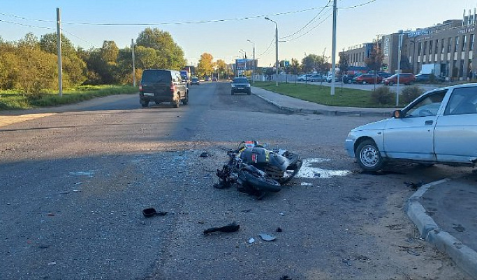 В Твери мотоциклиста увезла «скорая» после ДТП с легковушкой