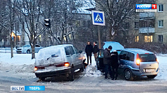 На дорогах Тверской области за сутки произошли несколько аварий, есть пострадавшие