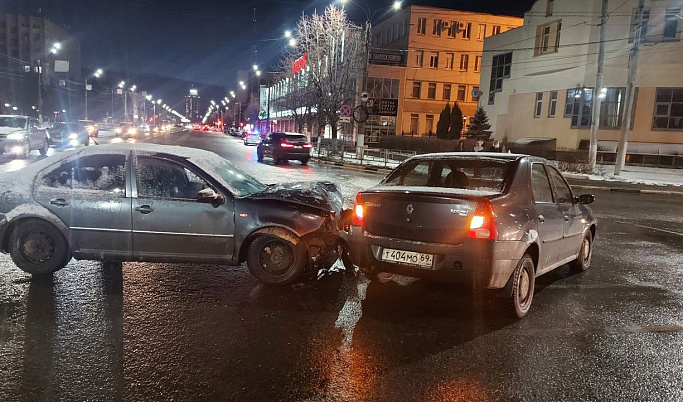 В результате ДТП на «встречке» в Твери пострадал 74-летний мужчина