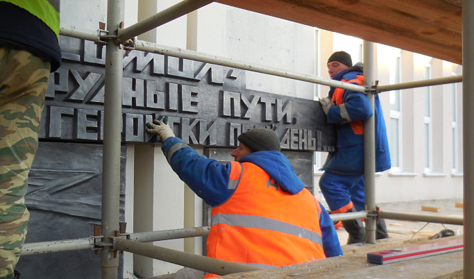 В Твери на площади Славы завершается возведение памятника комсомольцам