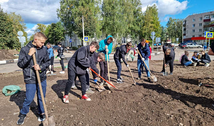 В Нелидово провели субботник на благоустроенной по национальному проекту Октябрьской площади