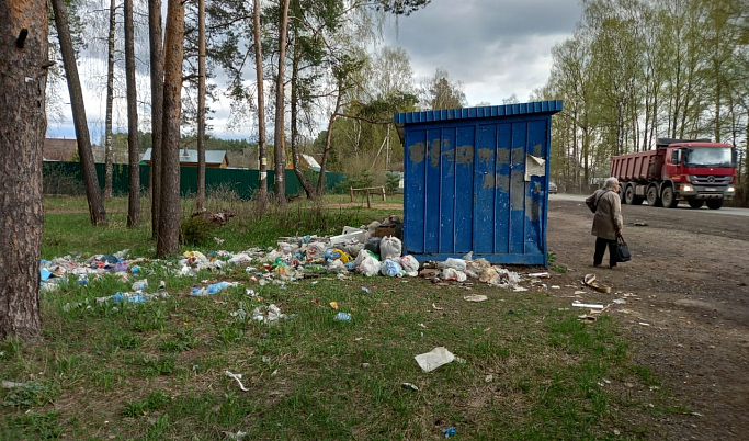 В Тверской области после жалобы жителей убрали мусор с остановки