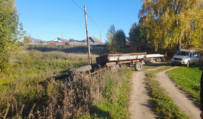 В Тверской области рецидивист улетел в кювет на угнанном тракторе