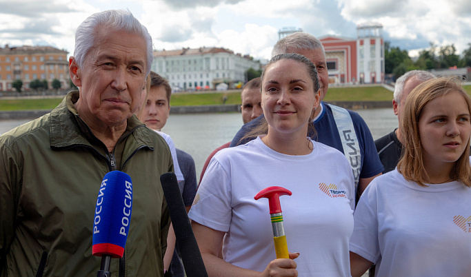 Заплыв на «Драконах» и «Оранжевый мяч»: Владимир Васильев и Юлия Саранова посетили спортивные состязания в Твери