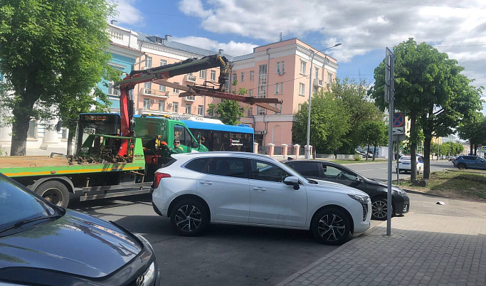 В центре Твери эвакуировали 4 автомобиля, припаркованных в неположенном месте