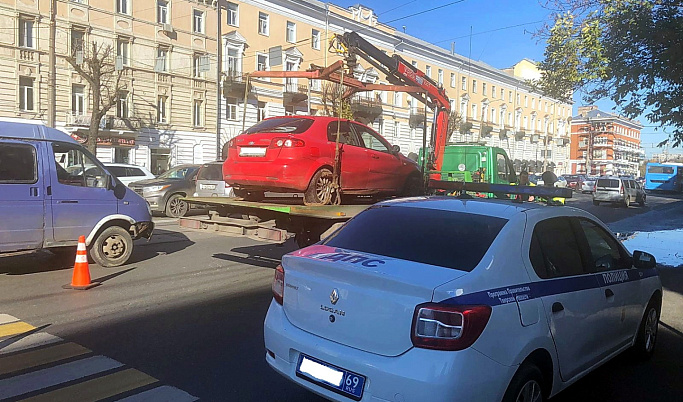 В Твери эвакуируют автомобили, незаконно припаркованные на местах для инвалидов